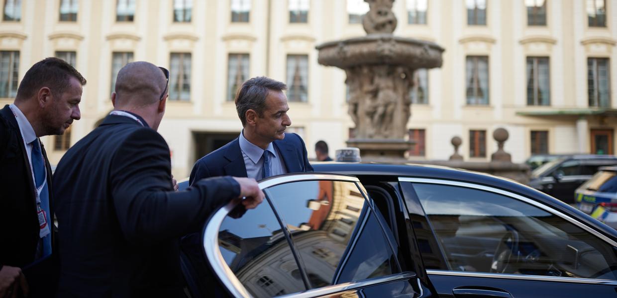 Ο Κυριάκος Μητσοτάκης επιβιβάζεται σε αυτοκίνητο