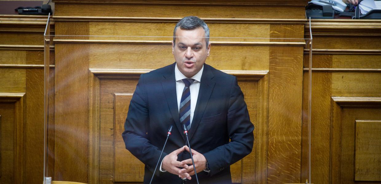 Ο Χάρης Μαμουλάκης στη Βουλή