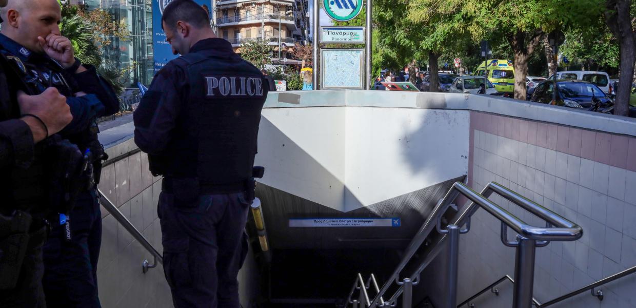 Αστυνομικοί έξω από το μετρό Πανόρμου