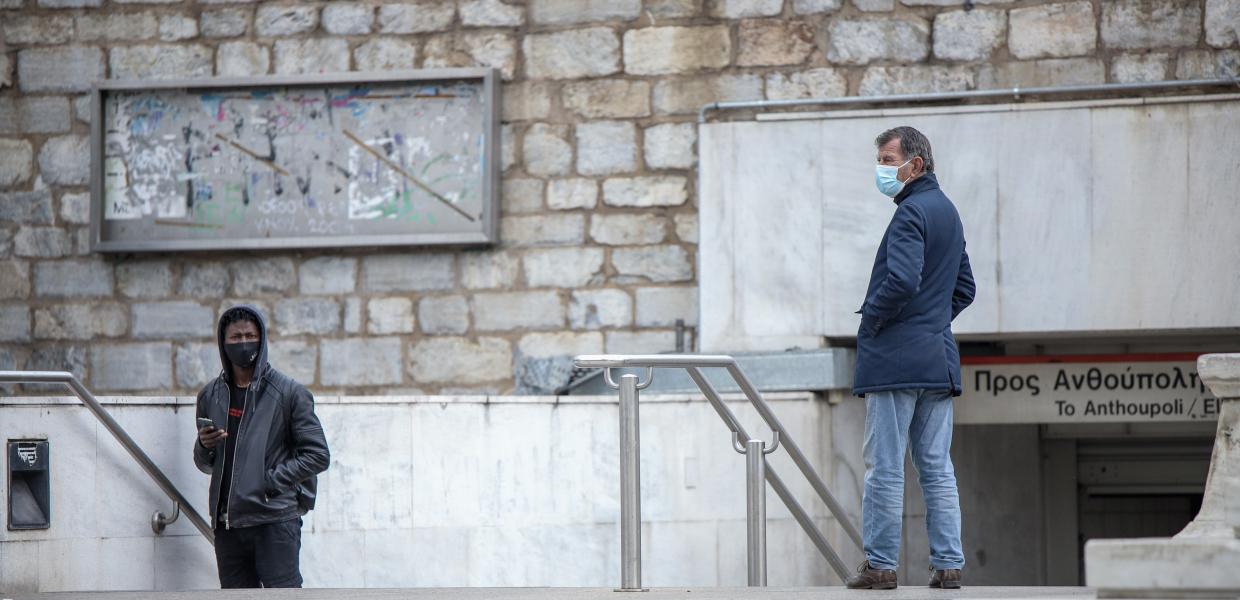 Άνθρωποι έξω από τον σταθμό του μετρό στο Σύνταγμα