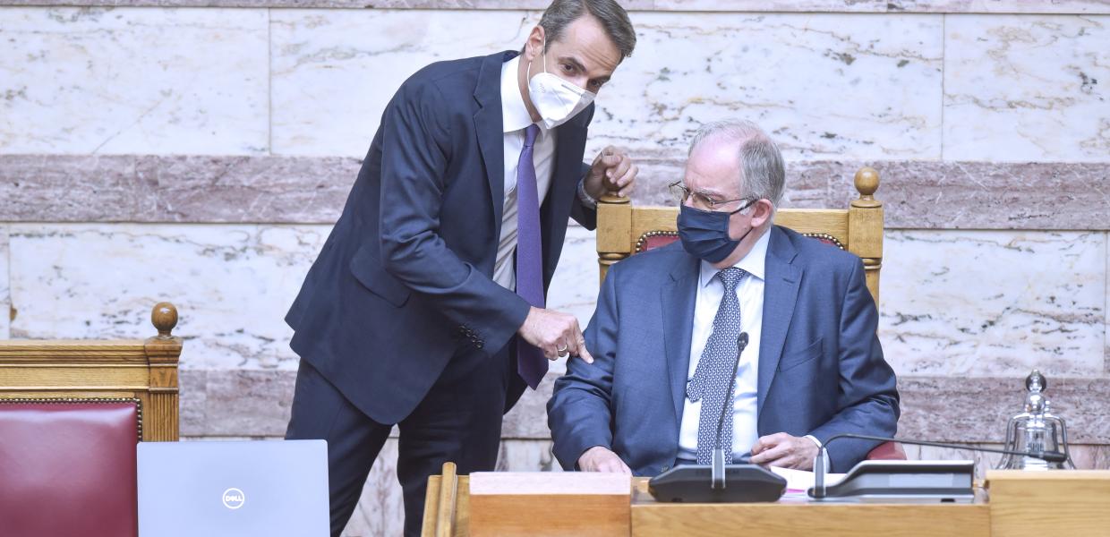 Κυριάκος Μητσοτάκης και Κώστας Τασούλας στη Βουλή