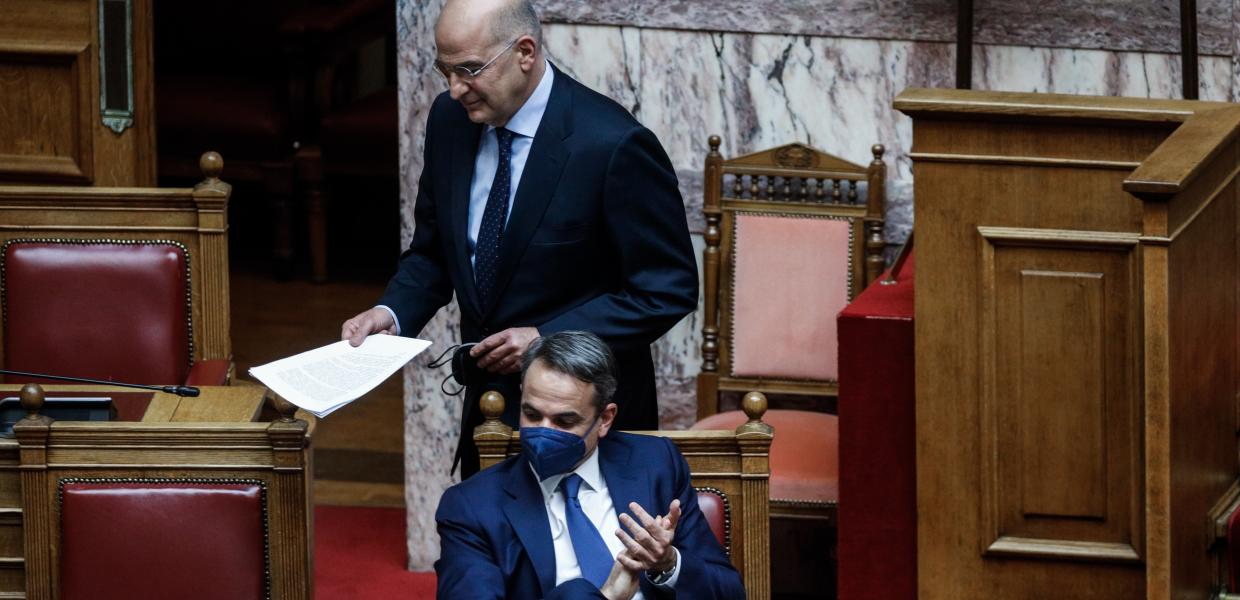 Ο Κυριάκος Μητσοτάκης και ο Νίκος Δένδιας στη Βουλή