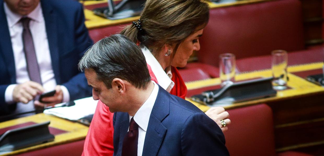 Ο Κυριάκος Μητσοτάκης με την Ντόρα Μπακογιάννη στη Βουλή