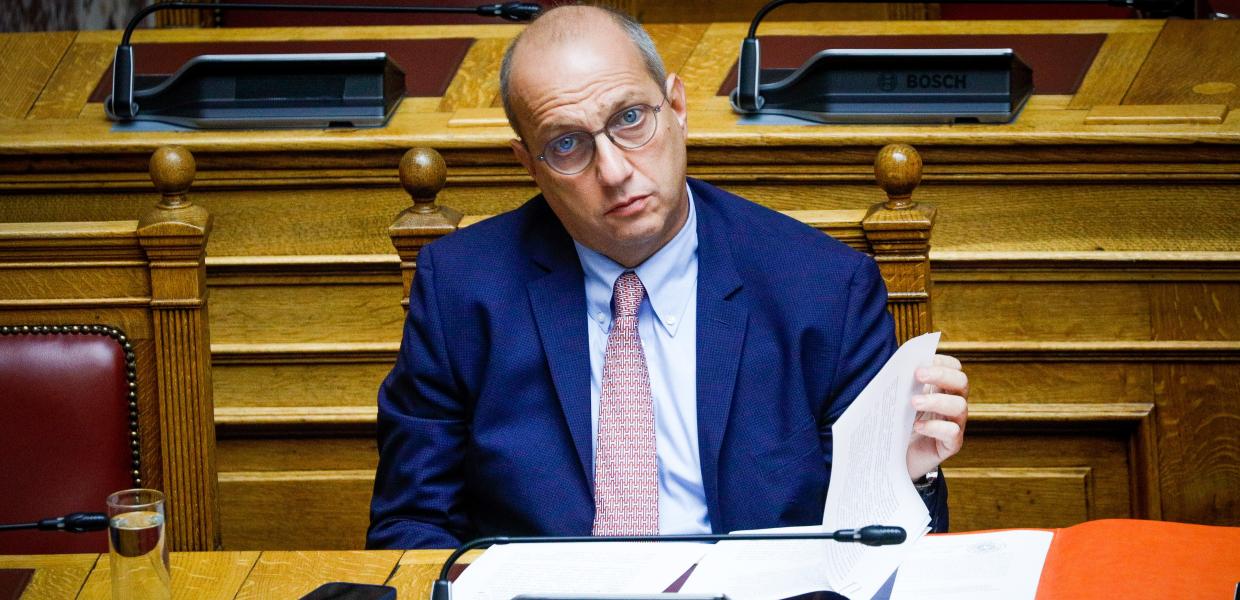 Ο Γιάννης Οικονόμου στα έδρανα της Βουλής