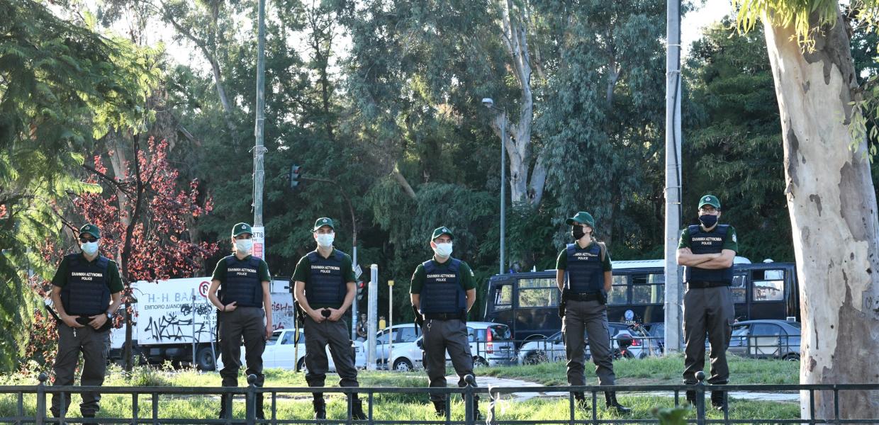 Η πανεπιστημιακή αστυνομία έξω από την πανεπιστημιούπολη Ζωγράφου