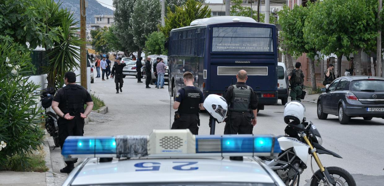 Περιπολικό και αστυνομικοί
