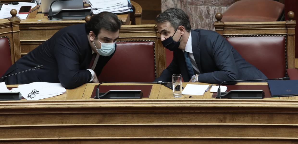 Κυριάκος Πιερρακάκης και Κυριάκος Μητσοτάκης στη Βουλή