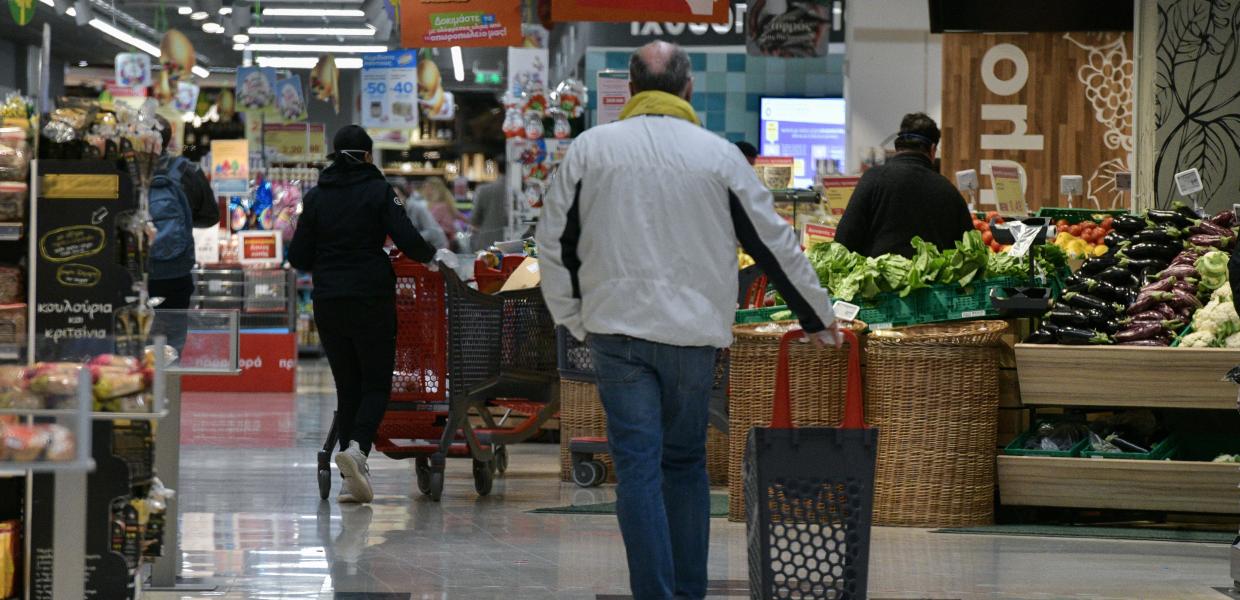 Κόσμος σε σούπερ μάρκετ