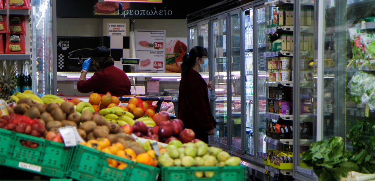 Καταναλωτές αγοράζουν προϊόντα σε σούπερ μάρκετ