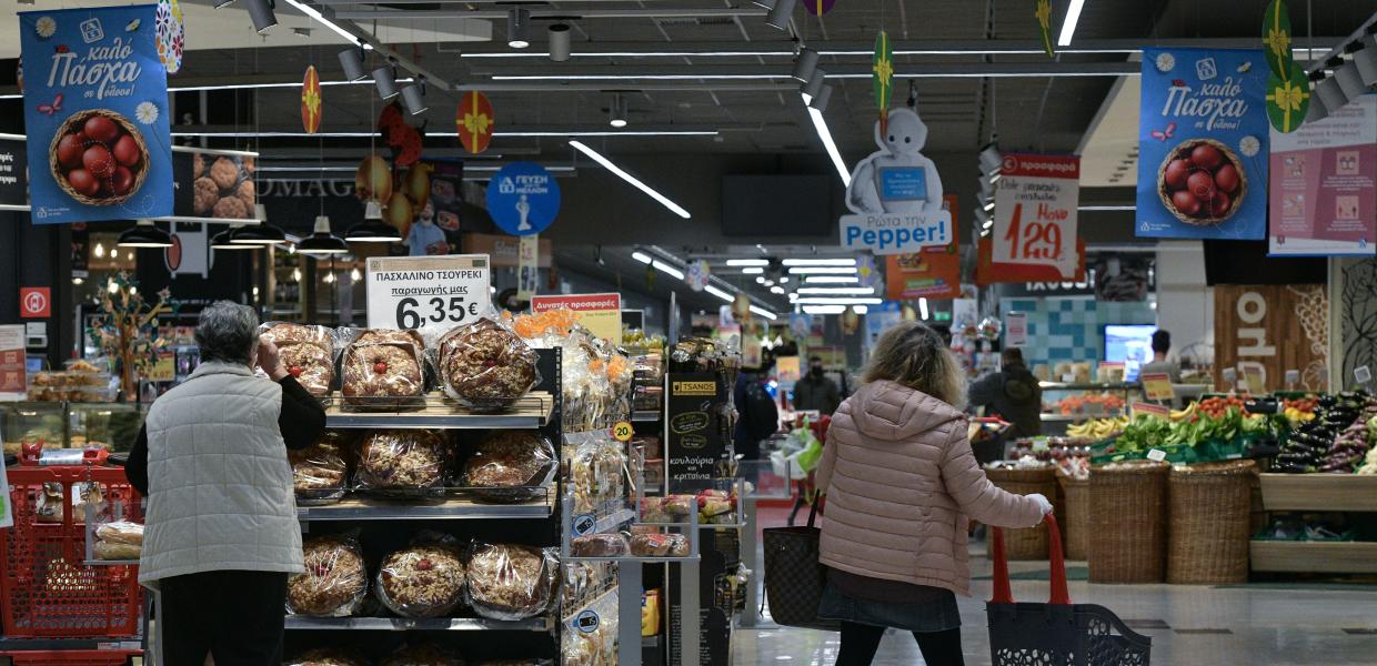 Άνθρωποι αγοράζουν προϊόντα σε σουπερ μάρκετ