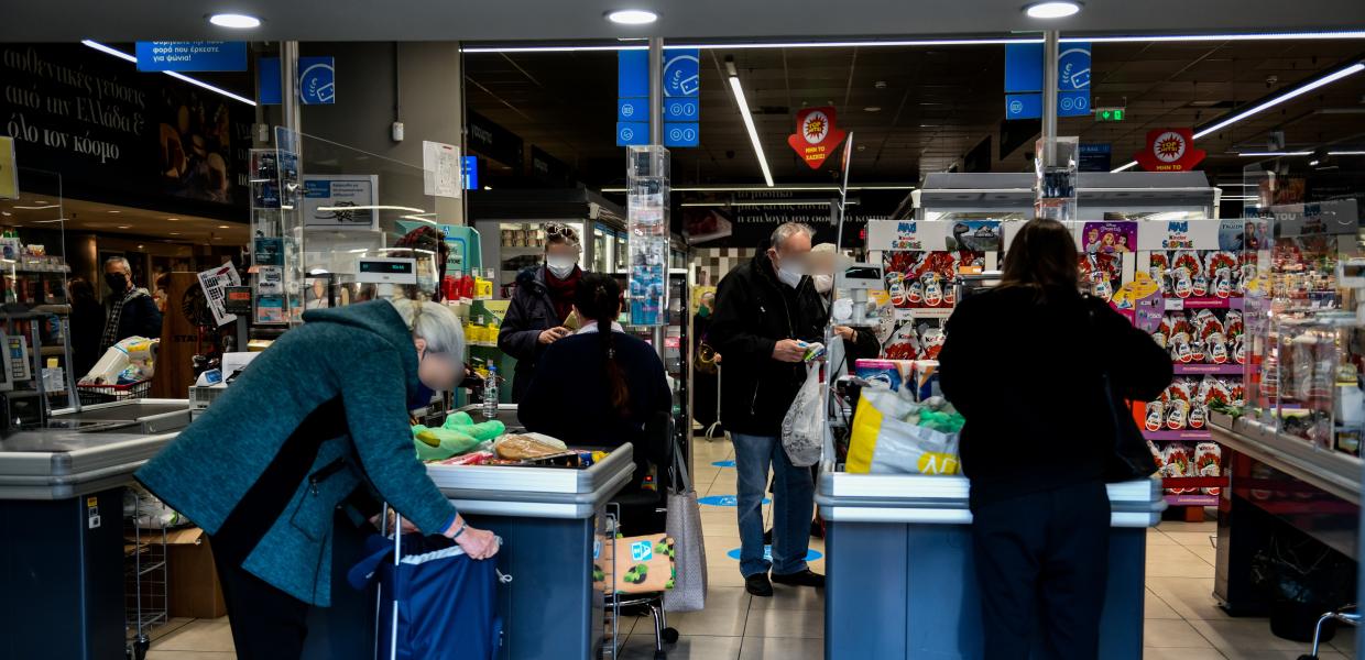 Άνθρωποι ψωνίζουν στο σούπερ μάρκετ