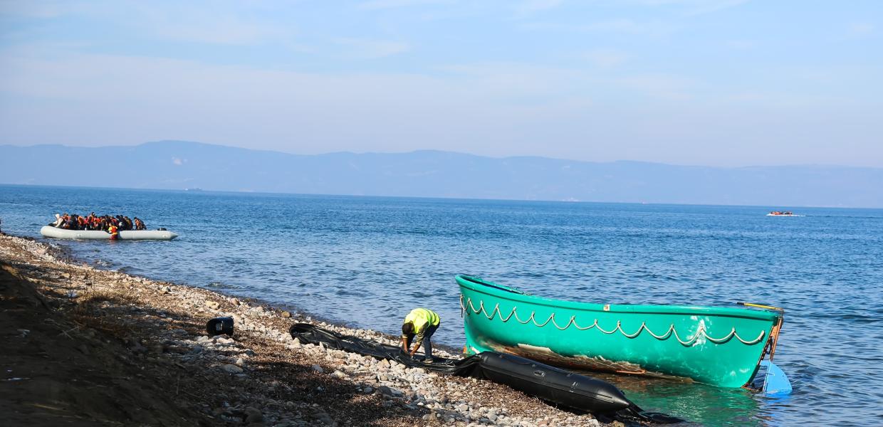 Βάρκες με πρόσφυγες και μετανάστες στην παραλία