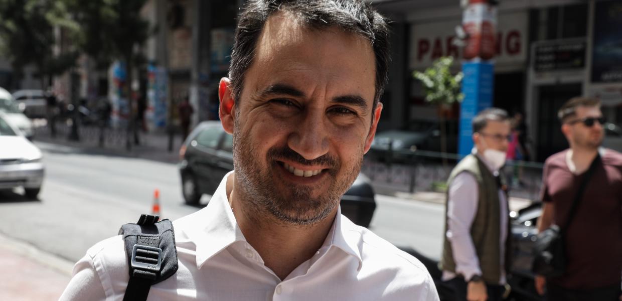 Ο Αλέξης Χαρίτσης σε δρόμο της Αθήνας
