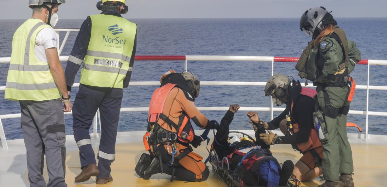 Διασώστες στο πλοίο Ocean Viking