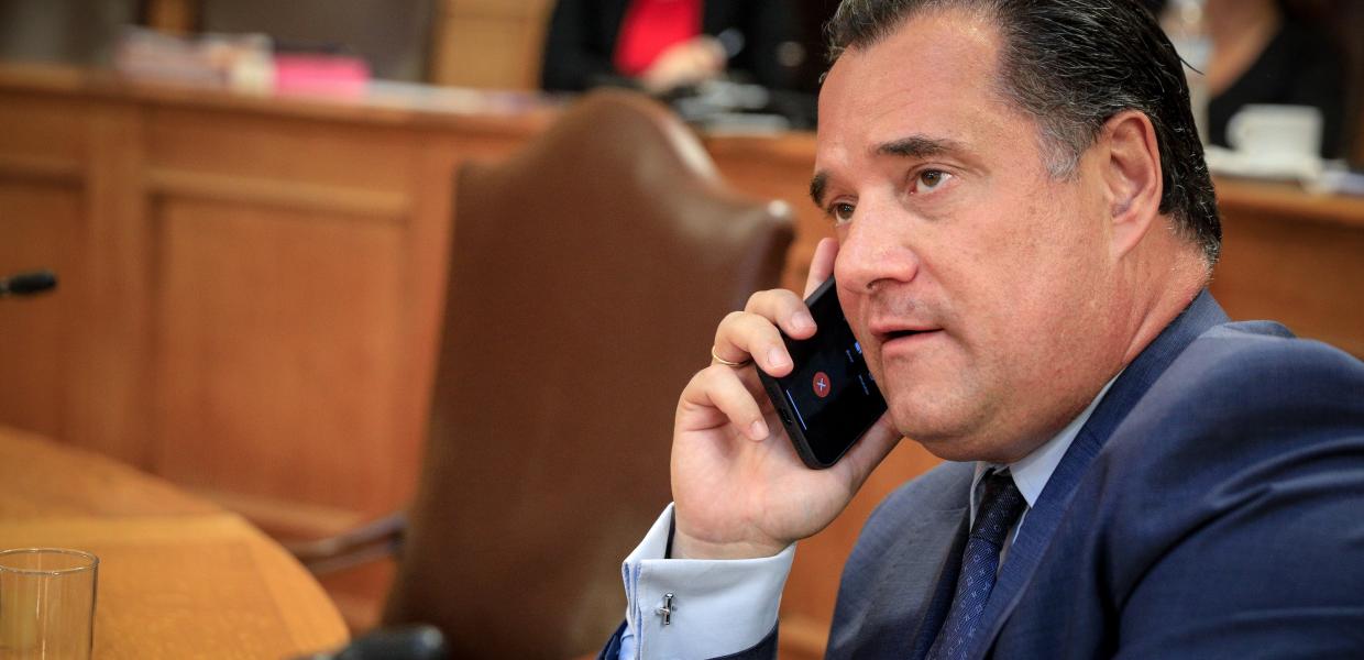 Ο Άδωνις Γεωργιάδης μιλά στο κινητό