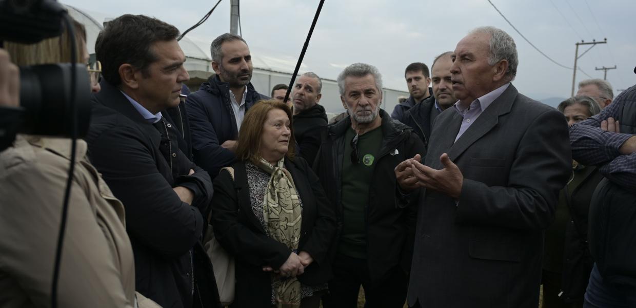 Ο Αλέξης Τσίπρας συνομιλεί με πολίτη στις Σέρρες