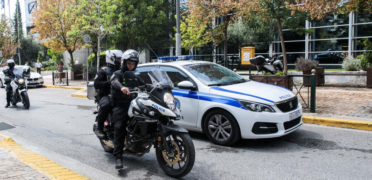 Περιπολικό και αστυνομικοί πάνω σε μηχανή της ΕΛΑΣ
