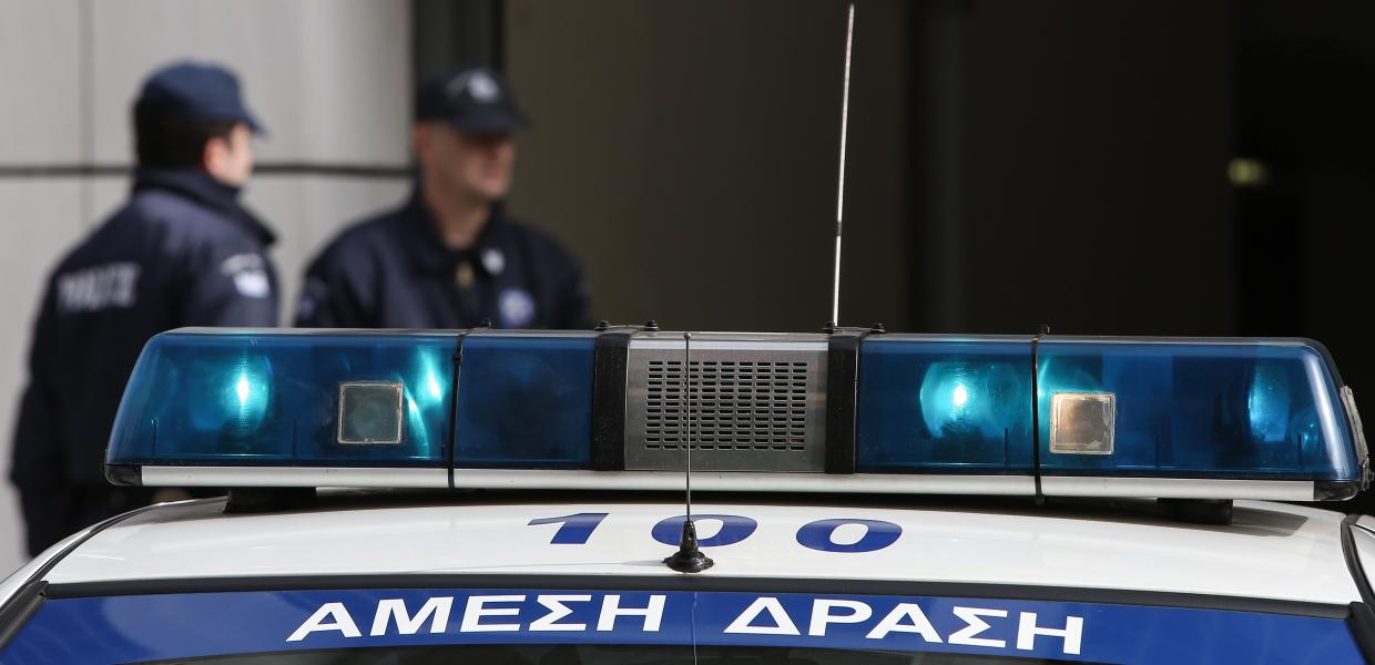 Περιπολικό της ΕΛΑΣ και δύο αστυνομικοί