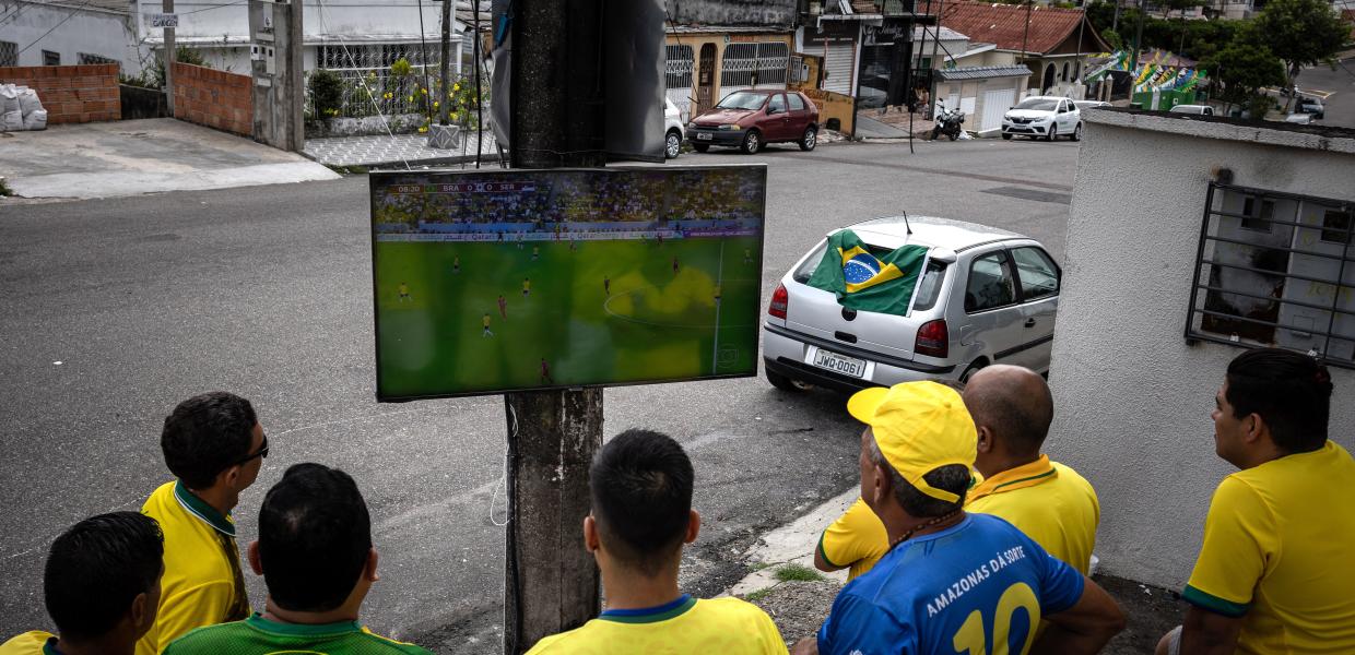 Οπαδοί της Εθνικής Βραζιλίας παρακολουθούν ποδόσφαιρο