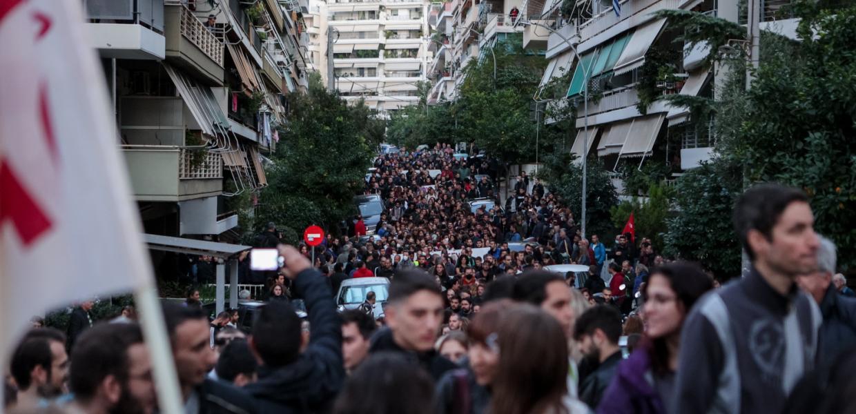 Εκατοντάδες άνθρωποι διαδηλώνουν έξω από το σπίτι της Ιωάννας Κολοβού