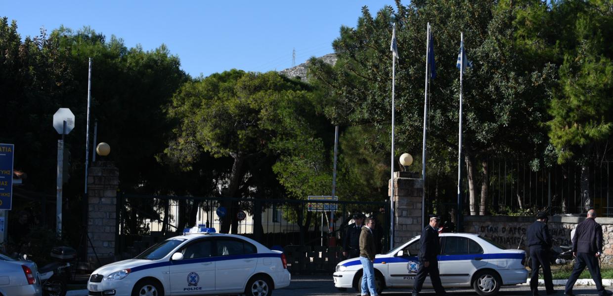 Αστυνομικοί έξω από το Δρομοκαΐτειο