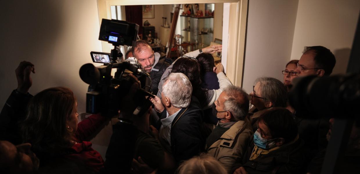 Κόσμος κατά τη διάρκεια της έξωσης στην Ιωάννα Κολοβού
