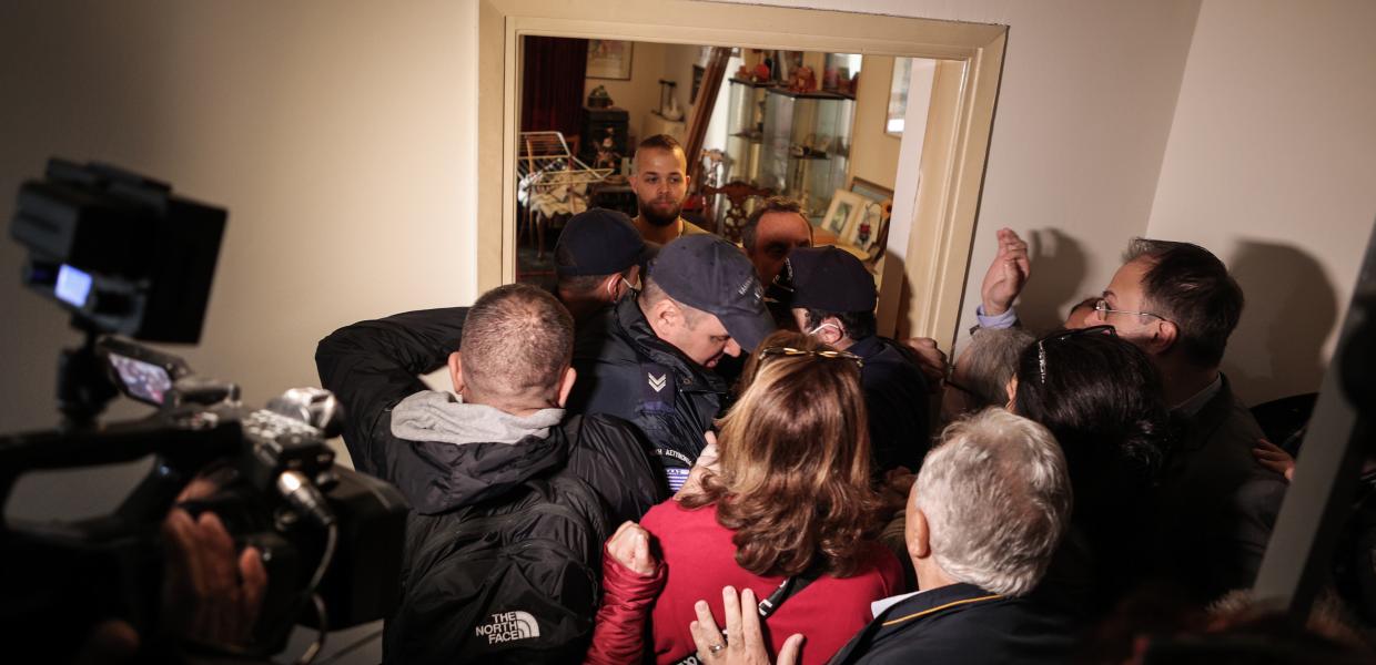 Κόσμος στο σπίτι της Ιωάννας Κολοβού