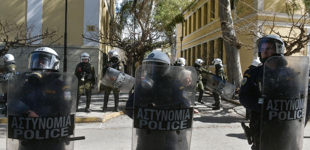 Ευελπίδων / Κρατούμενος απέδρασε μέσα από τα χέρια των αστυνομικών | Αυγή