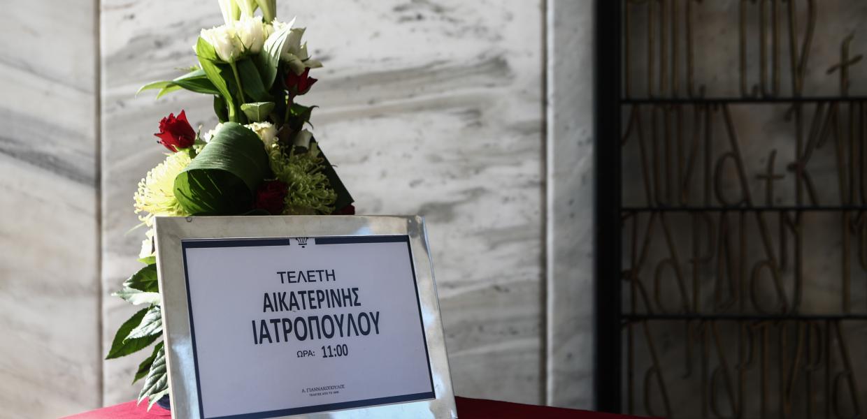 λουλούδια στην κηδεία της Κατερίνας Ιατροπουλου