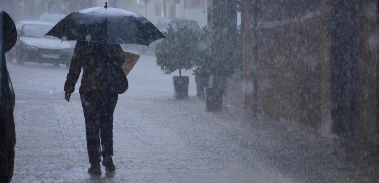 Γυναίκα με ομπρέλα λόγω καταιγίδας