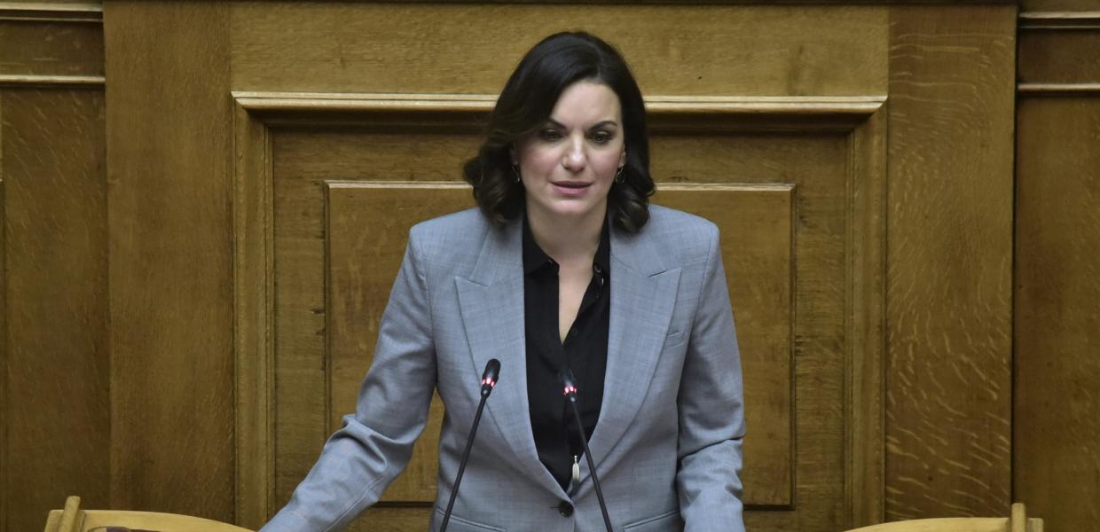 Η Όλγα Κεφαλογιάννη στο βήμα της Βουλής