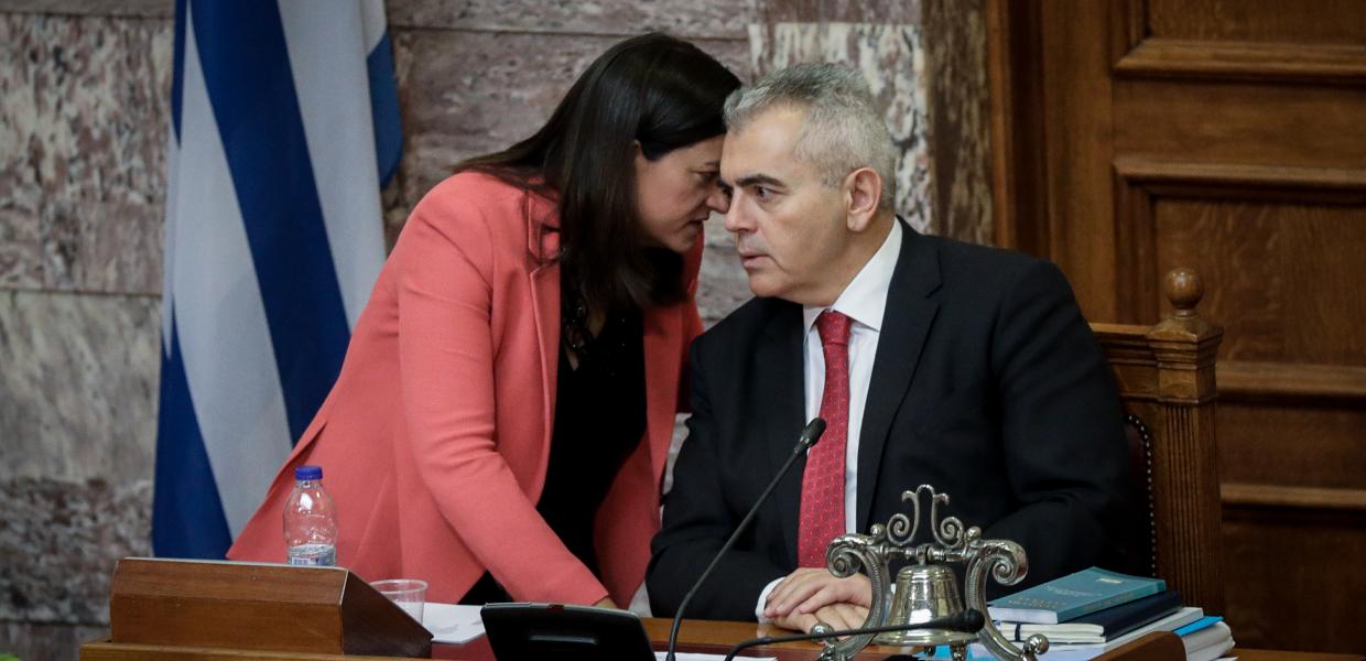 Η Νίκη Κεραμέως και ο Μάξιμος Χαρακόπουλος στη Βουλή