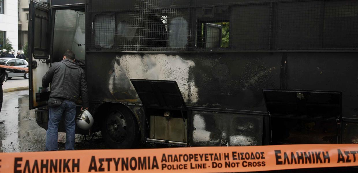 Κλούβα των ΜΑΤ που έχει καεί