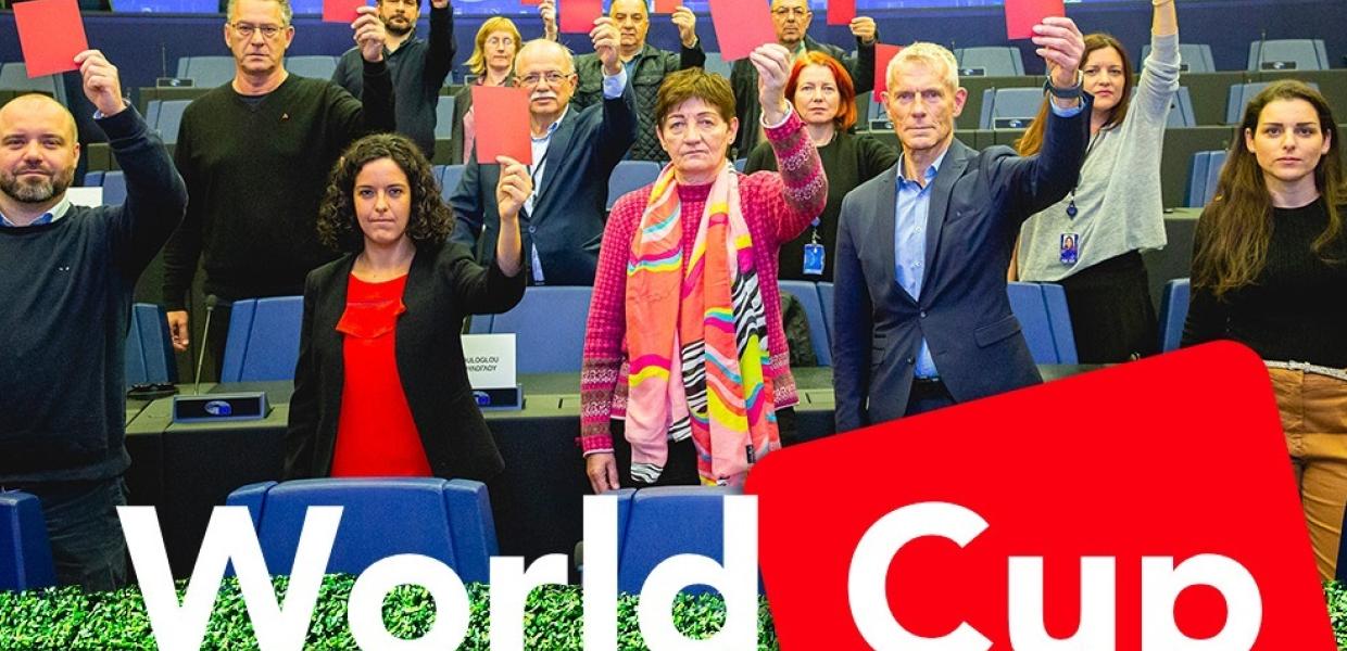 Ευρωβουλευτές της Αριστεράς υψώνουν κόκκινη κάρτα