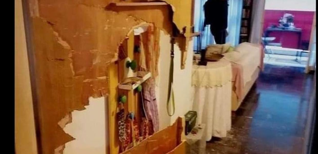 ΚΟΛΟΒΟΥ ΣΠΑΣΜΕΝΗ ΠΟΡΤΑ