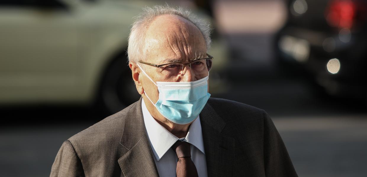 Ο Νίκος Κωνσταντόπουλος με μάσκα