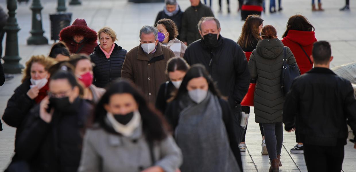 Άνθρωποι με μάσκα στο Σύνταγμα