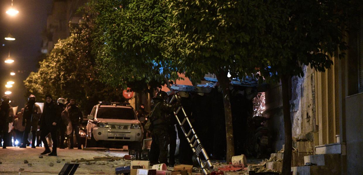 Ααστυνομικοί έξω από την κατάληψη Ματρώζου στο Κουκάκι