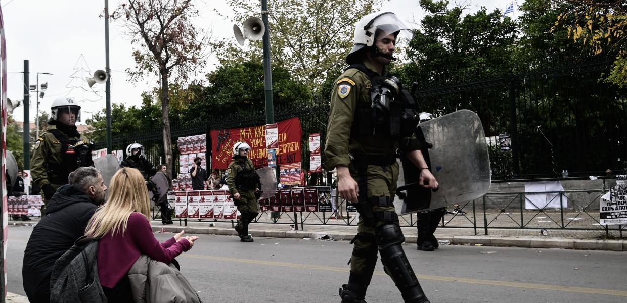 ΜΑΤ έξω από το Πολυτεχνείο