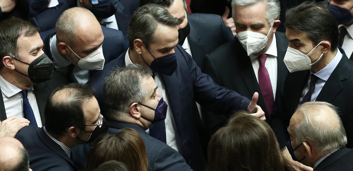 Ο Κυριάκος Μητσοτάκης με κινητό στη Βουλή