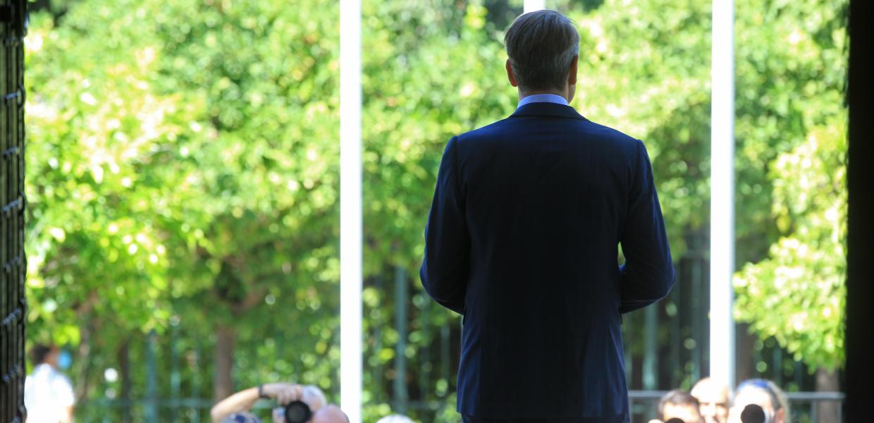 Ο Κυριάκος Μητσοτάκης έξω από το Μέγαρο Μαξίμου