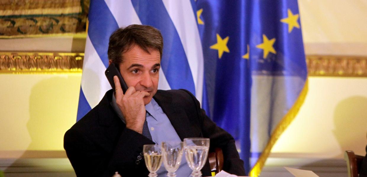 Ο Κυριάκος Μητσοτάκης μιλά στο τηλέφωνο