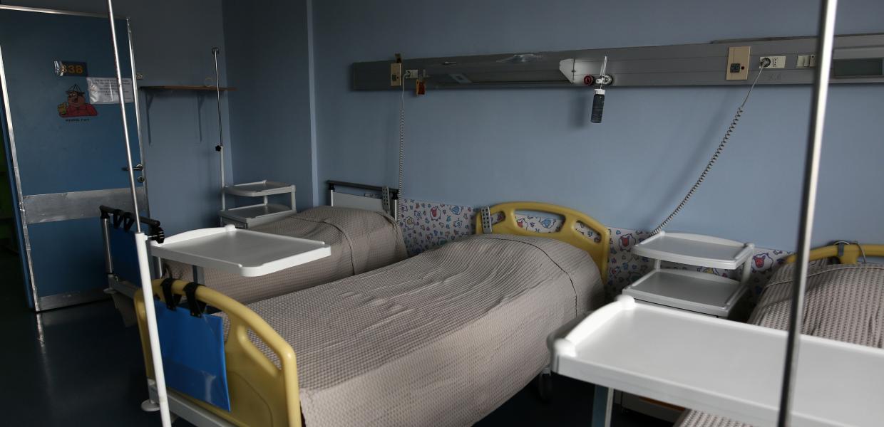 Θάλαμος νοσοκομείου με κρεβάτια