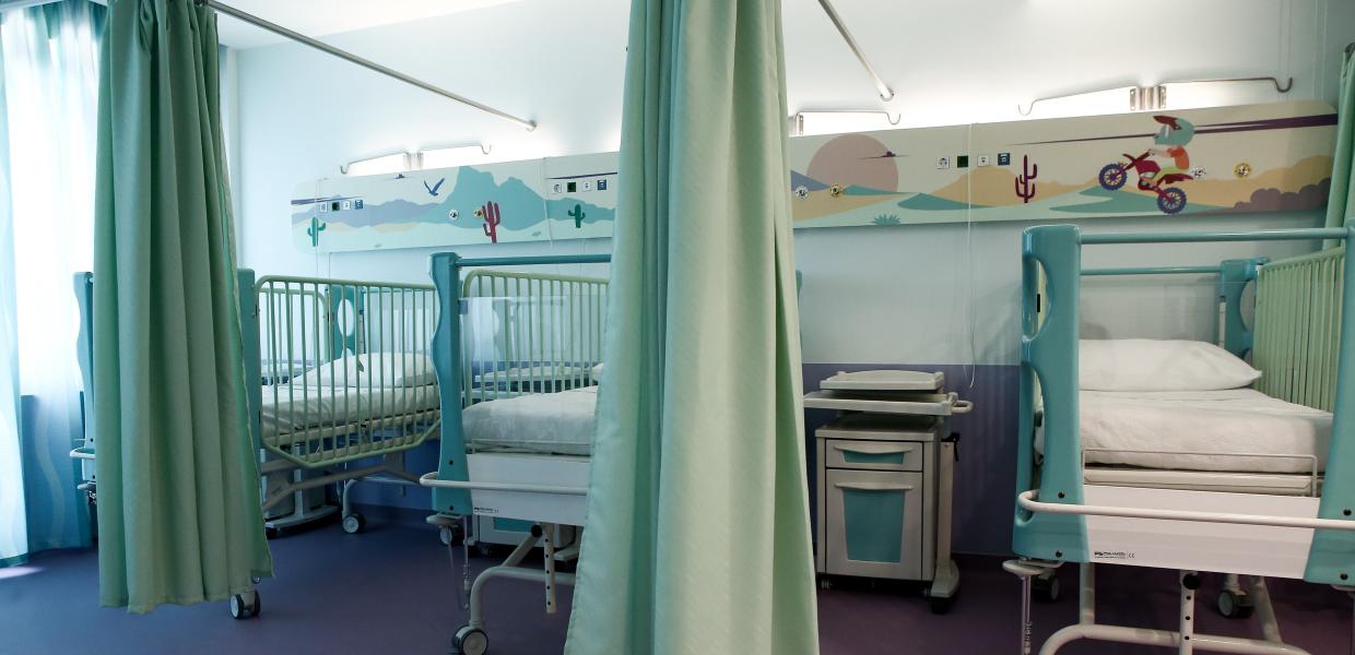 Κρεβάτια σε θάλαμο νοσοκομείου Παίδων