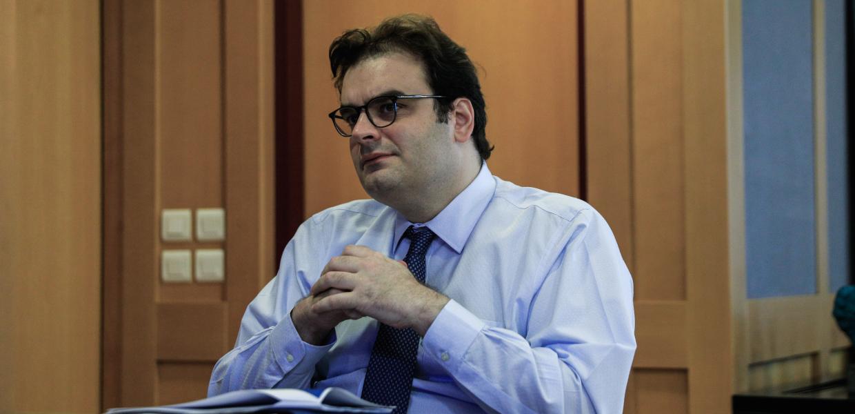 Ο Κυριάκος Πιερρακάκης σε γραφείο