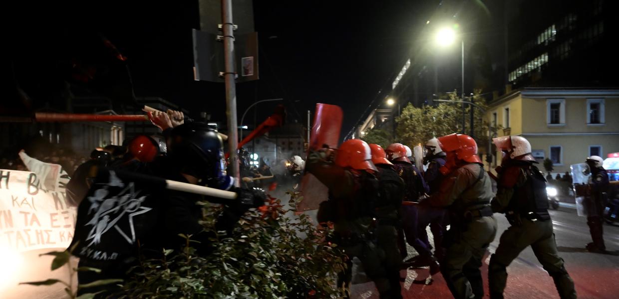Συγκρούσεις της αστυνομίας με διαδηλωτές στα Προπύλαια 