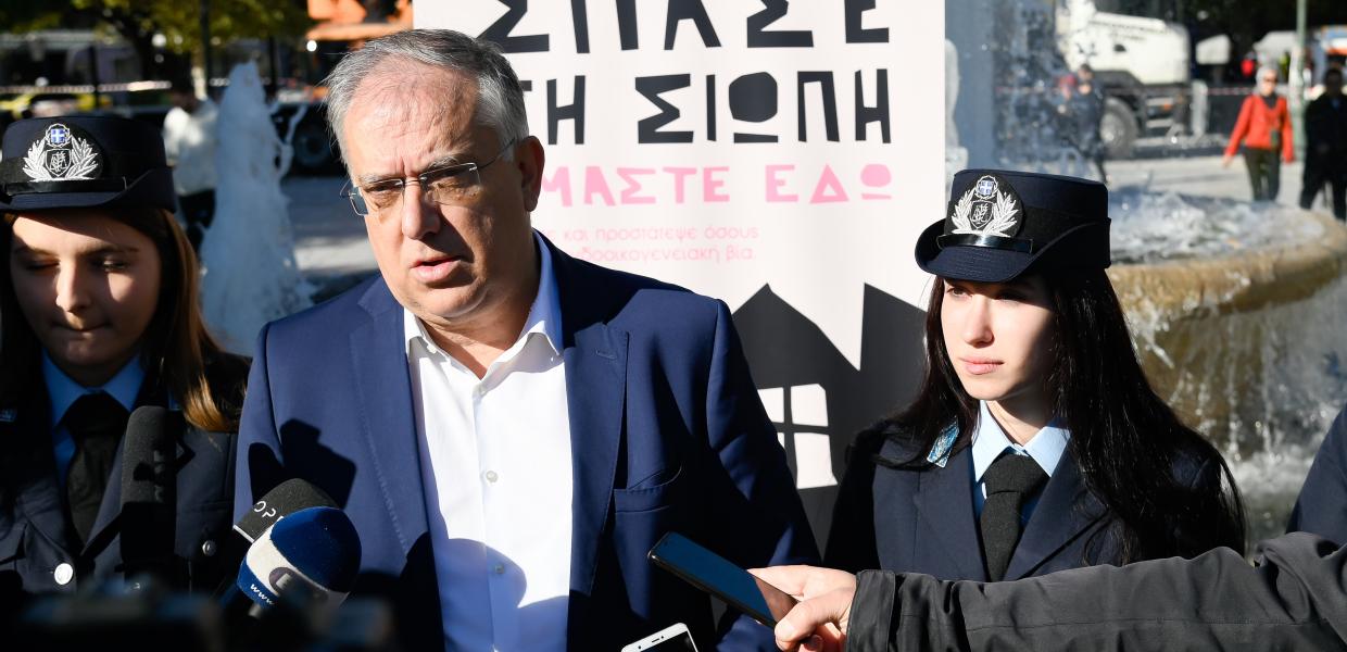 Ο Τάκης Θεοδωρικάκος πλάι σε γυναίκες αστυνομικούς