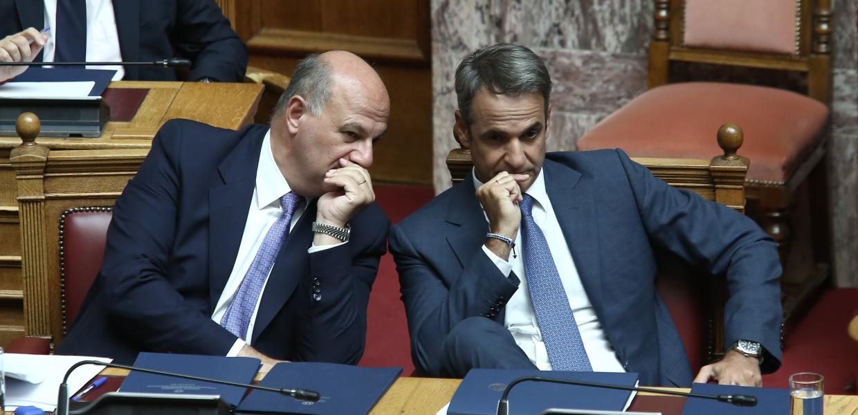 Ο Κώστας Τσιάρας και ο Κυριάκος Μητσοτάκης στα έδρανα της Βουλής