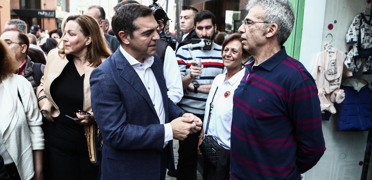 Ο Αλέξης Τσίπρας συνομιλεί με καταστηματάρχη