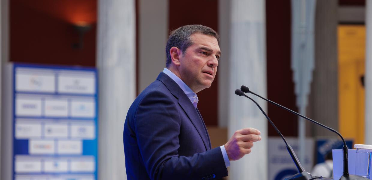 Ο Αλέξης Τσίπρας μιλά σε συνέδριο της Ναυτεμπορικής